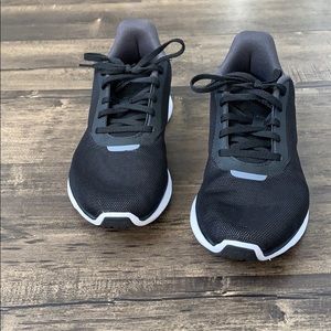 Women’s size 71/2 Reebok sneakers.